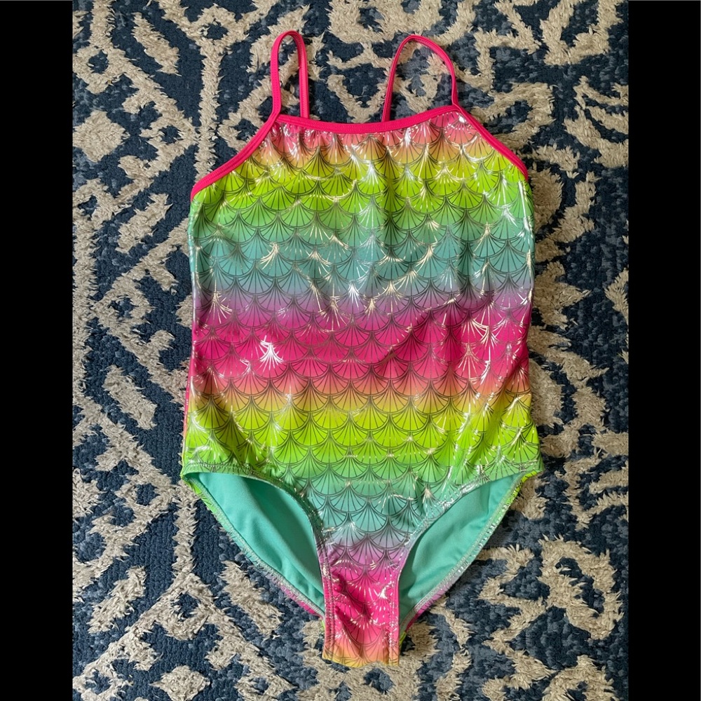 Girl’s one piece bathing suit